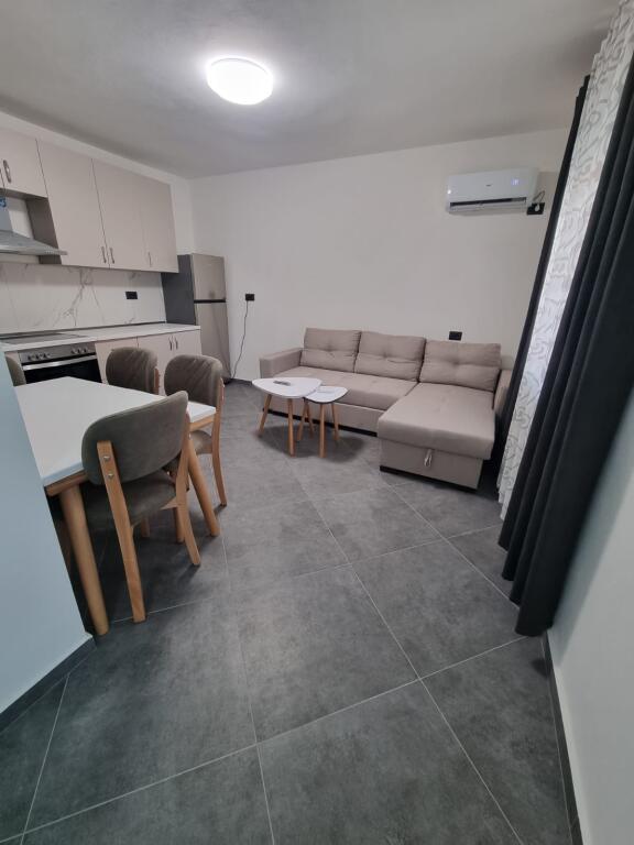 Apartament 2+1 per qira tek Rruga Riza Cerova