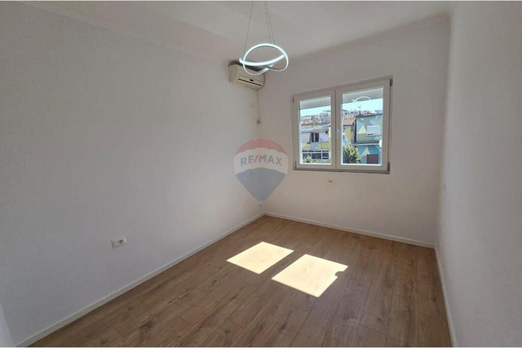 Shitet Apartament 2+1 tek Brryli