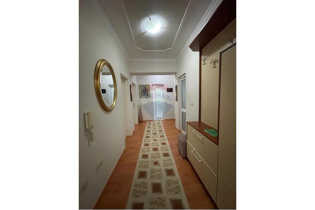 Apartament 2+1 per qira, rruga Margarita Tutulani
