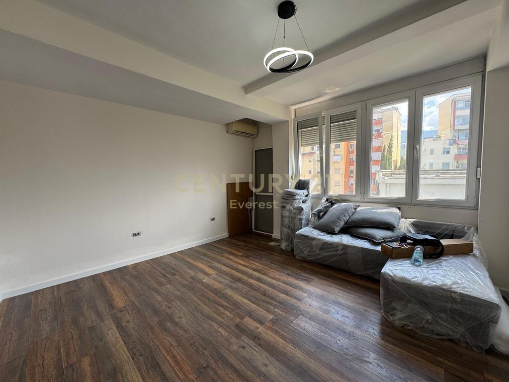 Shitet Apartament 1+1 – Midis Brrylit dhe Xhamllikut