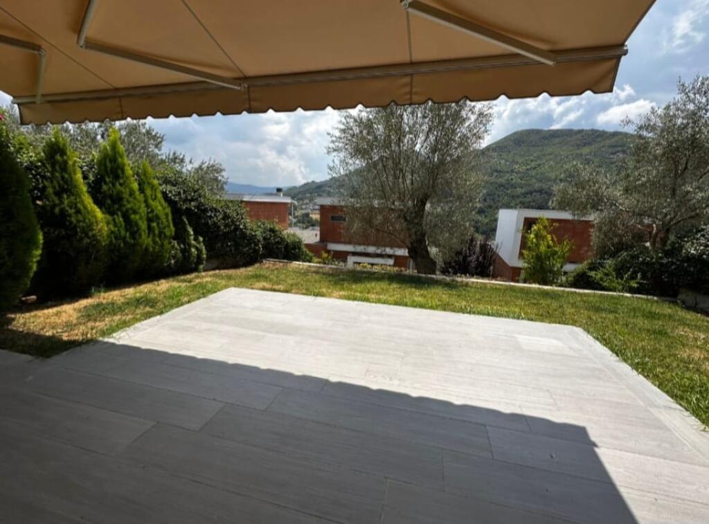 3-storey villa with yard and garage for sale!