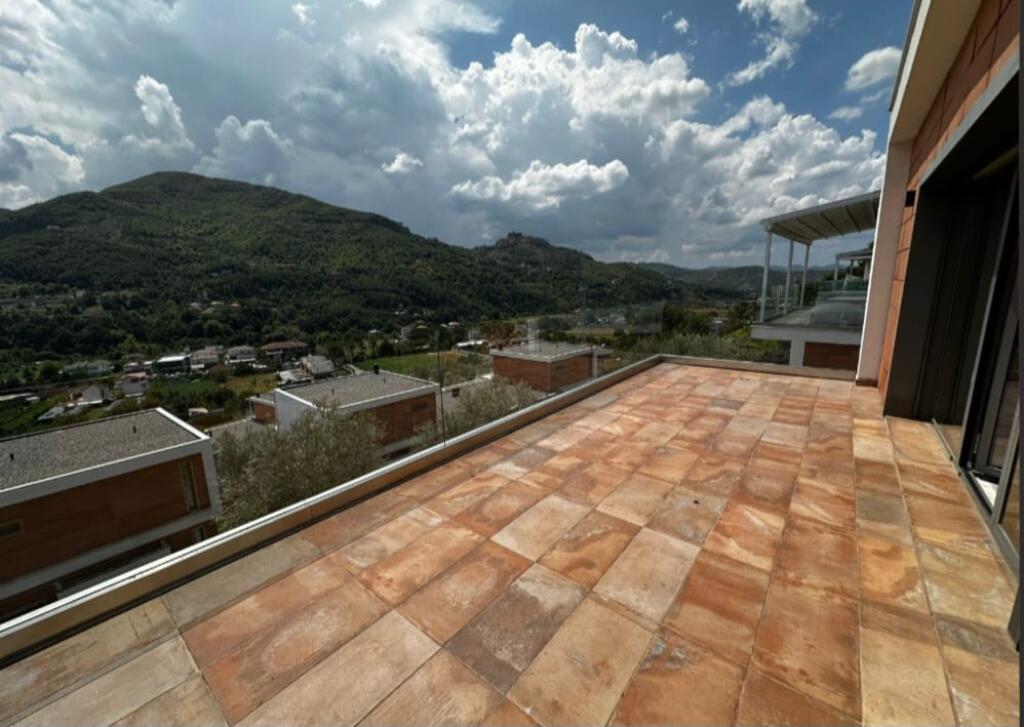 3-storey villa with yard and garage for sale!