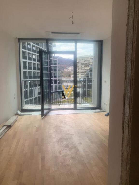 JEPET ZYRE 158 M2 ME QIRA TE LIQENI, LAKE VIEW 1.850 EURO