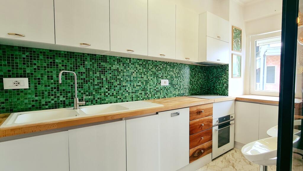 SHITET apartament 2+1 tek Kopshti Botanik, Xhamia.