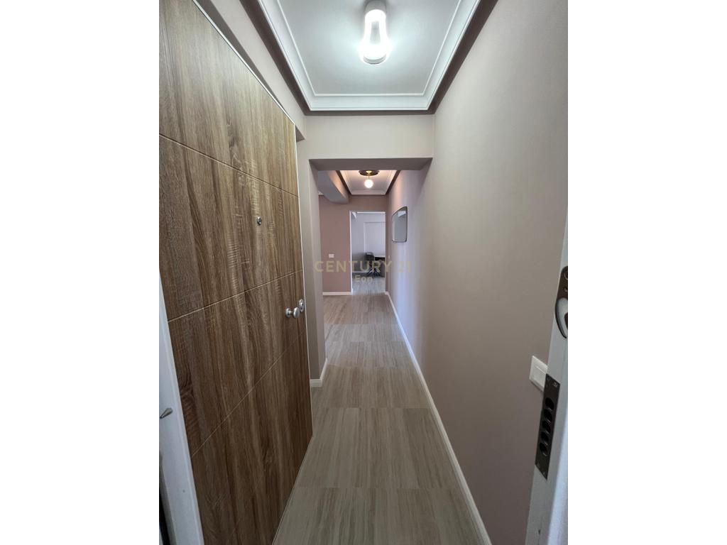 Jepet me Qira Afatgjatë Apartament 2+1 në Qendër të Durrësit !