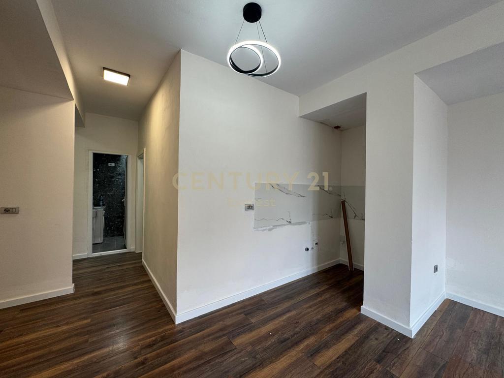 Shitet Apartament 1+1 – Midis Brrylit dhe Xhamllikut