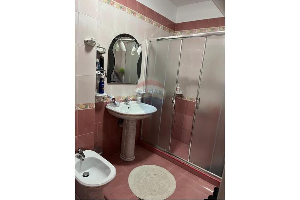 Apartament 2+1 per qira, rruga Margarita Tutulani