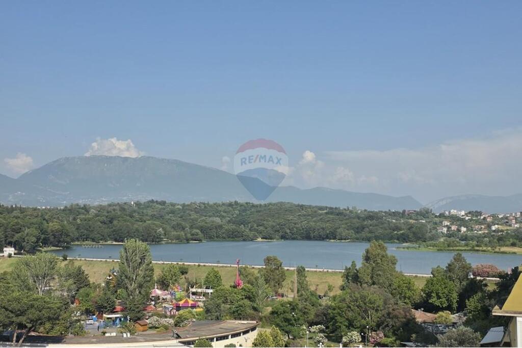 Penthouse ndodhet ne nje nga zonat me te preferuara, te Liqeni i Tiranes, prane Lake View.