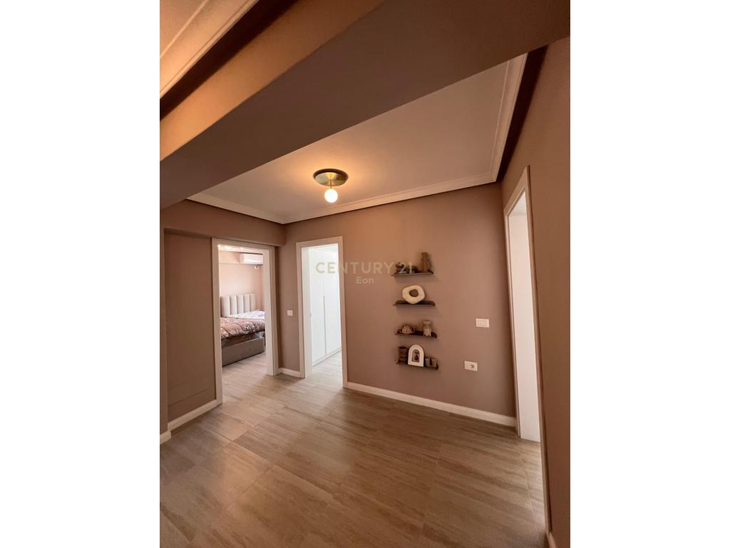 Jepet me Qira Afatgjatë Apartament 2+1 në Qendër të Durrësit !