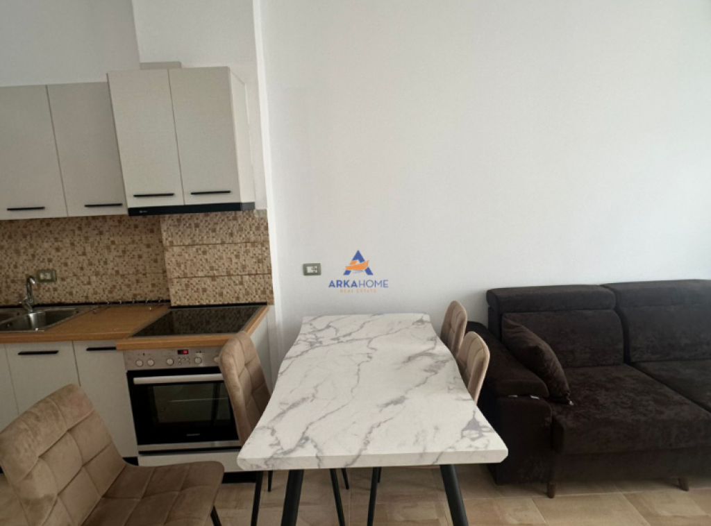 FOR RENT 3+1+2+VERANDA+BALCONY "MARTENITETI I RI" 750 EURO (PARKING SPACE INCLUDED).