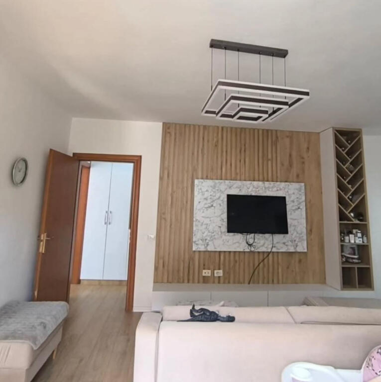 Jepet me qira 2+1 tek Materniteti i Ri,Brryl