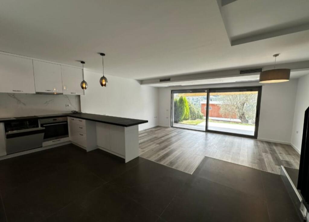 3-storey villa with yard and garage for sale!