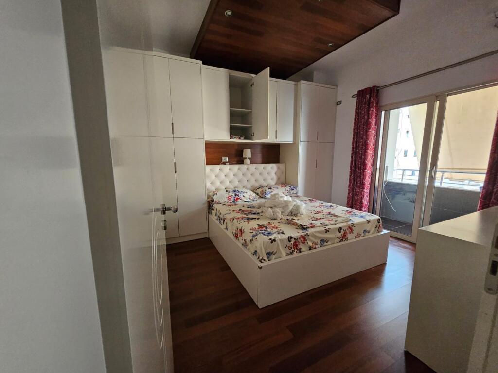 Jepet me Qira  apartament 2+1   tek  Stacioni Trenit  