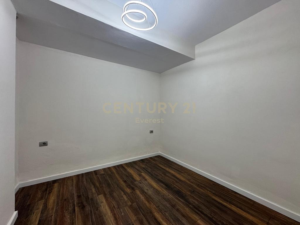 Shitet Apartament 1+1 – Midis Brrylit dhe Xhamllikut