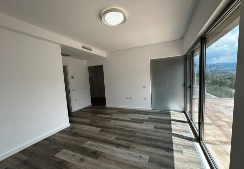 3-storey villa with yard and garage for sale!