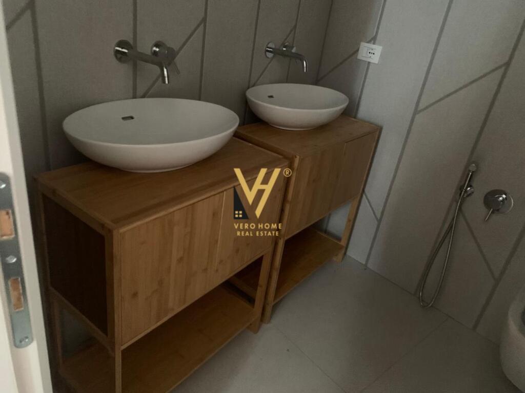 JEPET ZYRE 158 M2 ME QIRA TE LIQENI, LAKE VIEW 1.850 EURO