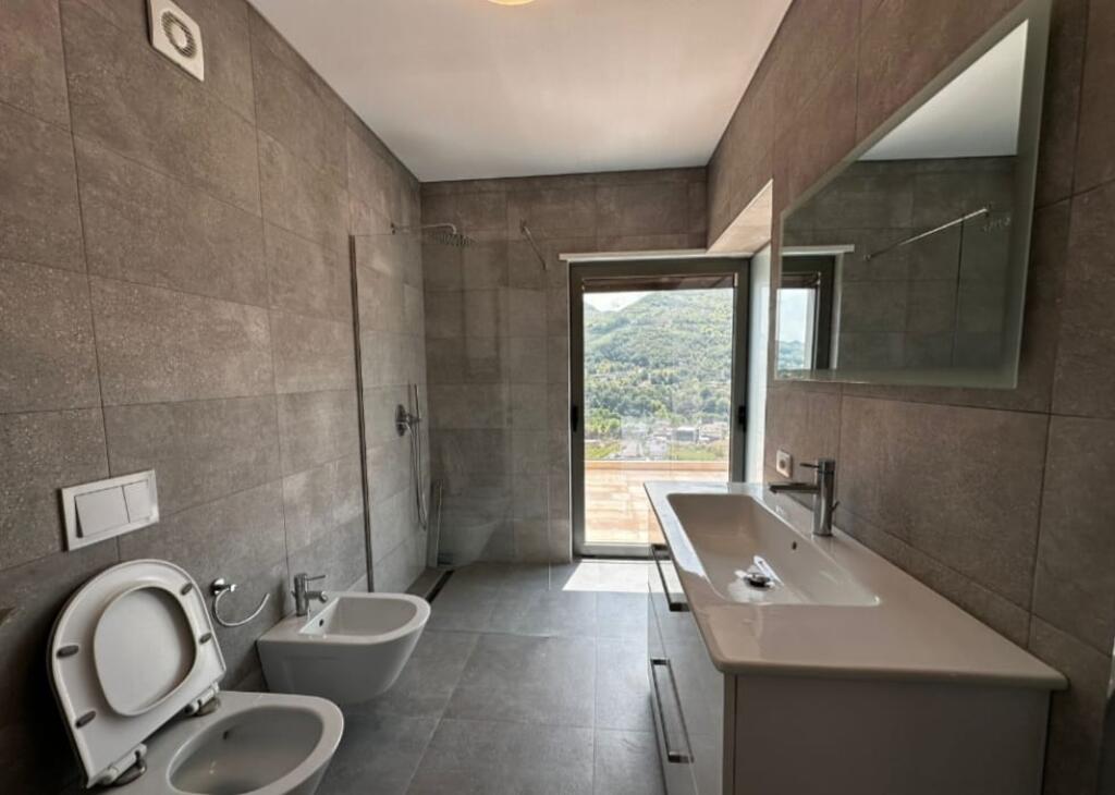 3-storey villa with yard and garage for sale!