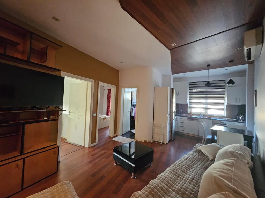 Jepet me Qira  apartament 2+1   tek  Stacioni Trenit  