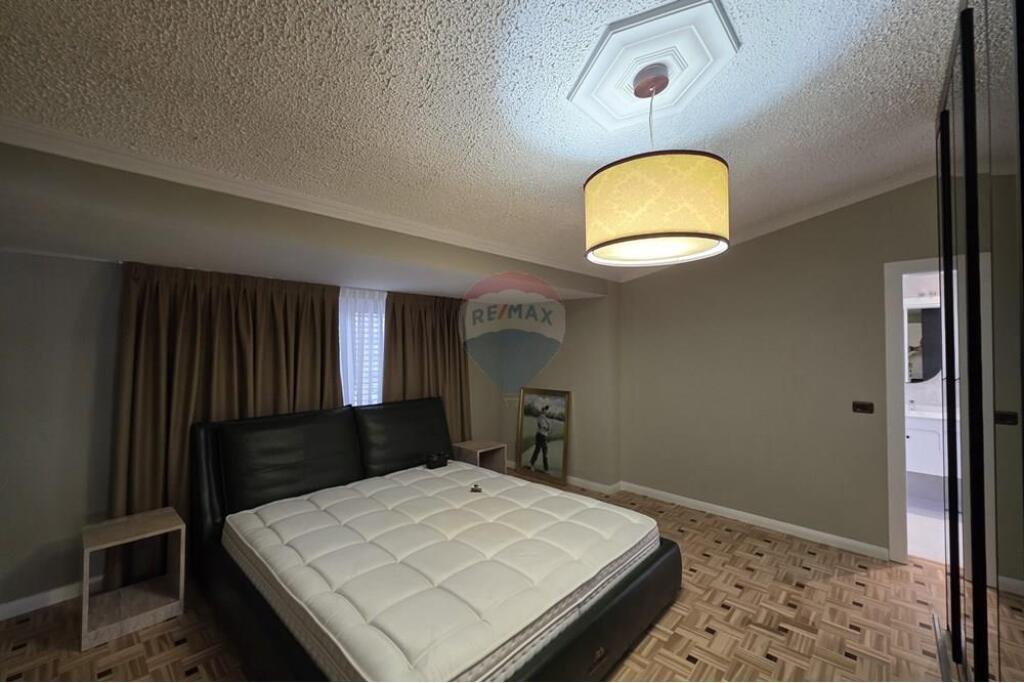 Penthouse ndodhet ne nje nga zonat me te preferuara, te Liqeni i Tiranes, prane Lake View.