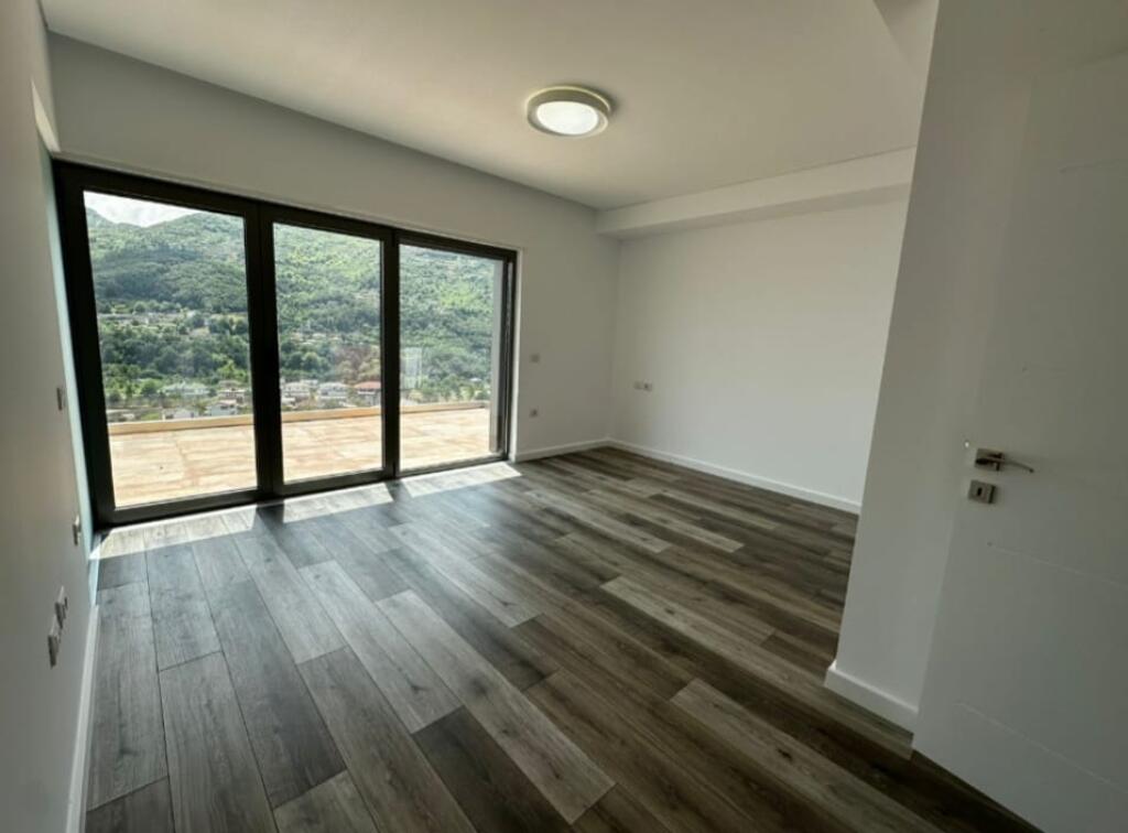 3-storey villa with yard and garage for sale!