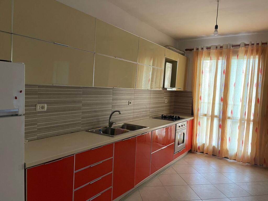 Kopshti Botanik, prane Xhamise se Selites, jepet me qera apartament 2+1, 45,000 Leke