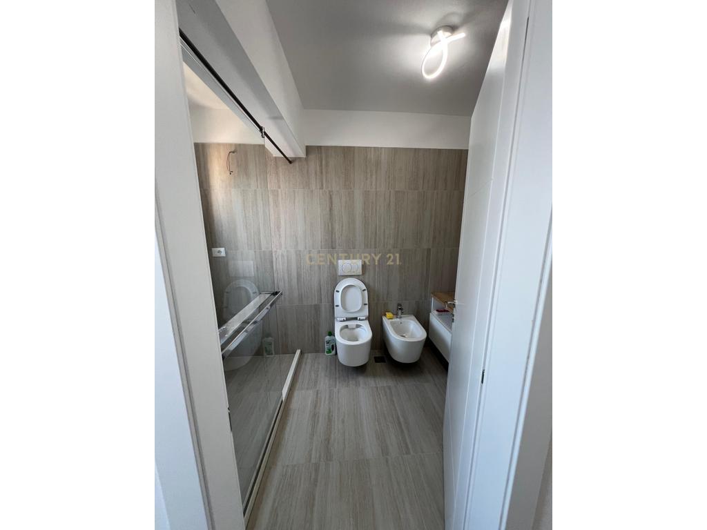 Jepet me Qira Afatgjatë Apartament 2+1 në Qendër të Durrësit !