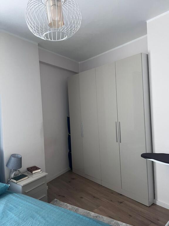 2+1, me post parkimi, i mobiluar ne Xhamllik, 600 euro