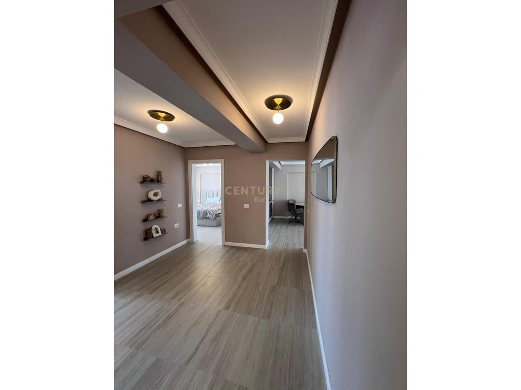 Jepet me Qira Afatgjatë Apartament 2+1 në Qendër të Durrësit !