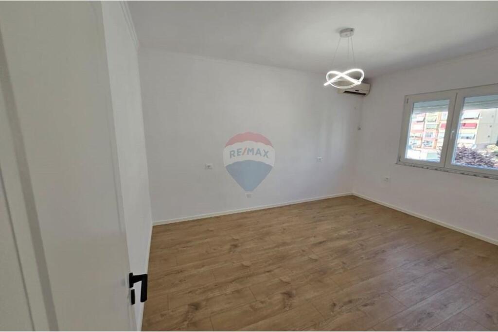 Shitet Apartament 2+1 tek Brryli