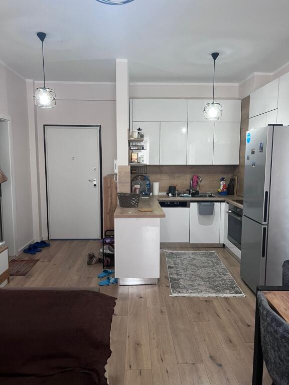 2+1, me post parkimi, i mobiluar ne Xhamllik, 600 euro