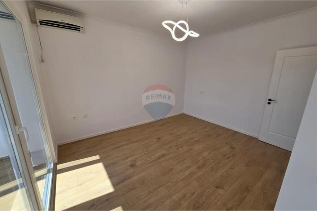 Shitet Apartament 2+1 tek Brryli