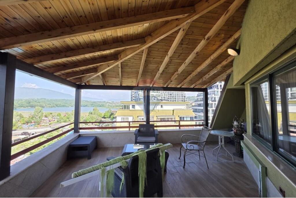 Penthouse ndodhet ne nje nga zonat me te preferuara, te Liqeni i Tiranes, prane Lake View.