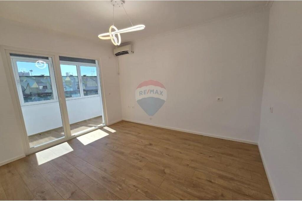 Shitet Apartament 2+1 tek Brryli