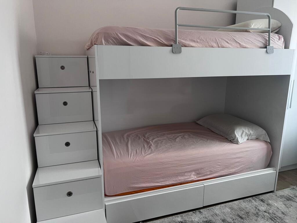 2+1, me post parkimi, i mobiluar ne Xhamllik, 600 euro