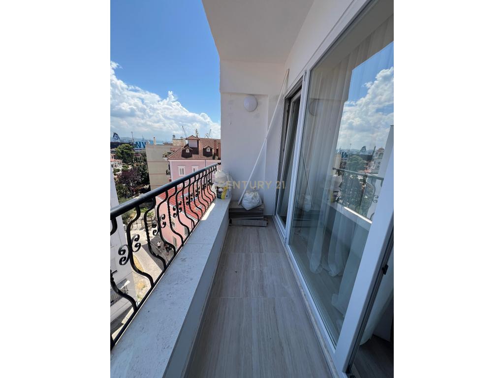 Jepet me Qira Afatgjatë Apartament 2+1 në Qendër të Durrësit !