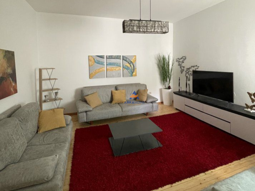 AFFITTASI APPARTAMENTO 1+1+CORTILE "MYSLYM SHYRI" 600 EURO (PARCHEGGIO INCLUSO).