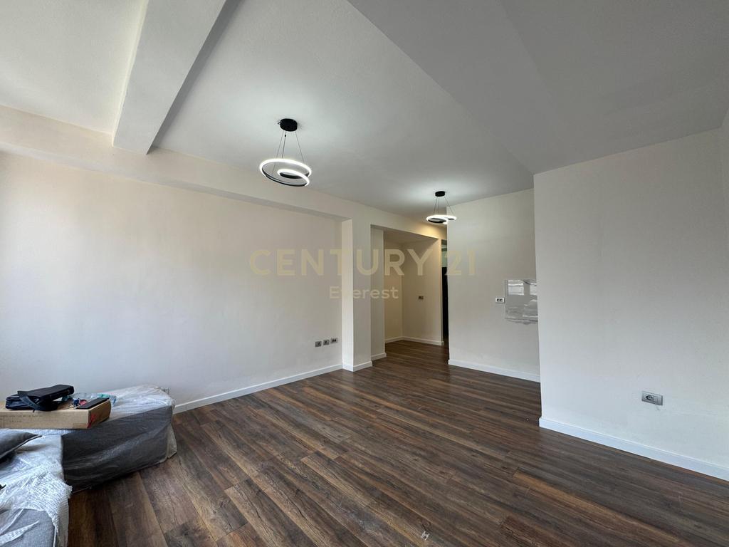 Shitet Apartament 1+1 – Midis Brrylit dhe Xhamllikut
