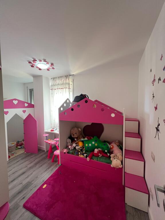 Appartamento in Affitto 3+1+ Posto Auto Vicino a Vila e Zogut, Durres!