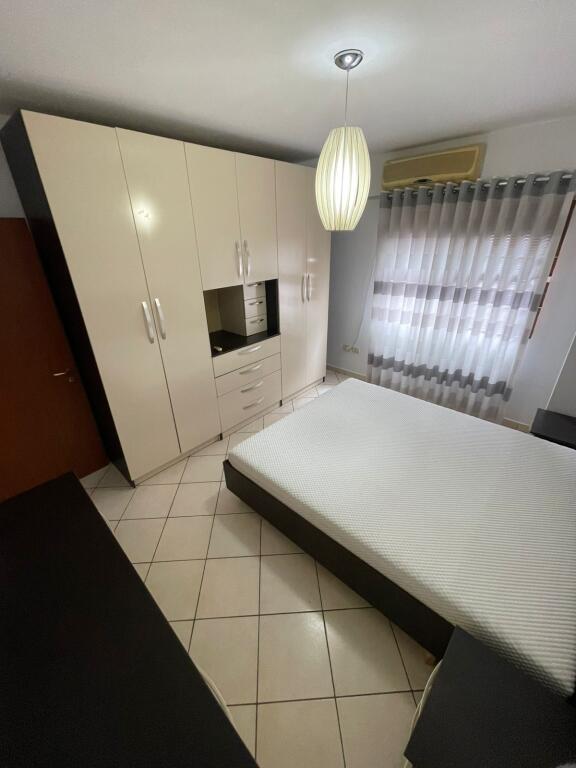 Jepet me qera apartament 2+1 tek Komuna e Parisit prane Fish Narta,
