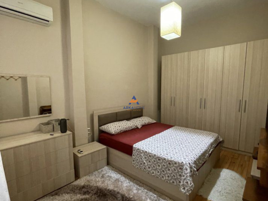 AFFITTASI APPARTAMENTO 1+1+CORTILE "MYSLYM SHYRI" 600 EURO (PARCHEGGIO INCLUSO).