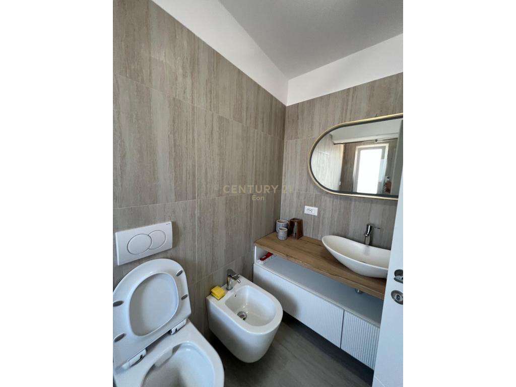 Jepet me Qira Afatgjatë Apartament 2+1 në Qendër të Durrësit !