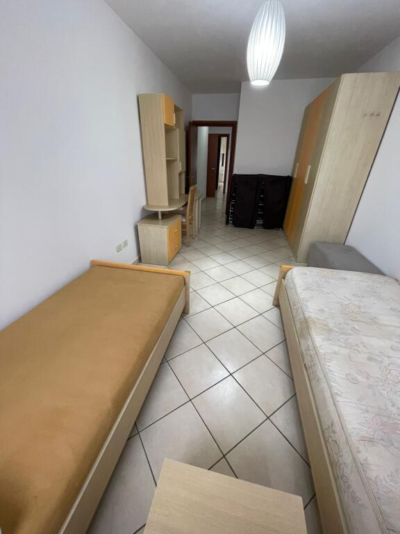 Jepet me qera apartament 2+1 tek Komuna e Parisit prane Fish Narta,
