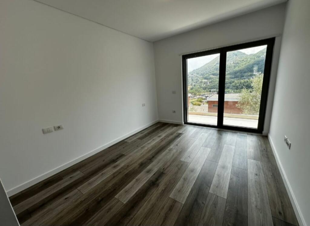 3-storey villa with yard and garage for sale!