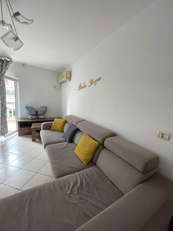 Jepet me qera apartament 2+1 tek Komuna e Parisit prane Fish Narta,