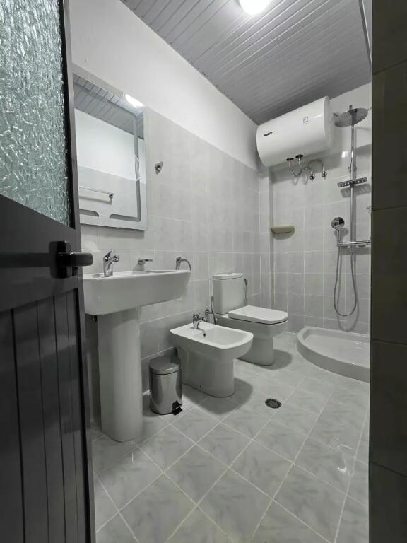 In affitto – Primo piano di una villa su 3 piani, vicino all'Hotel Lotus