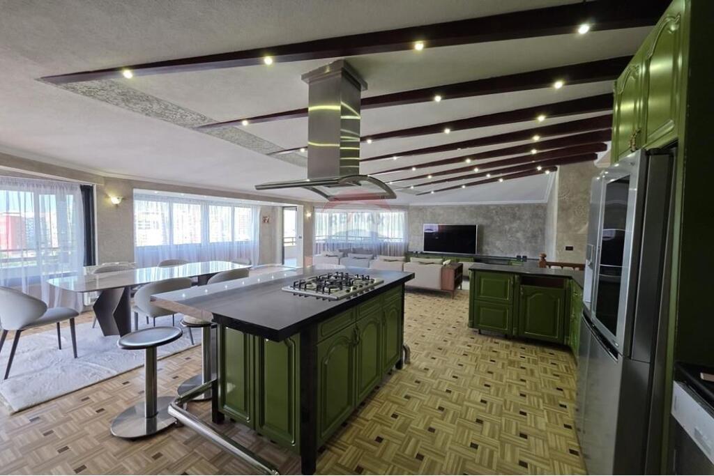 Penthouse ndodhet ne nje nga zonat me te preferuara, te Liqeni i Tiranes, prane Lake View.
