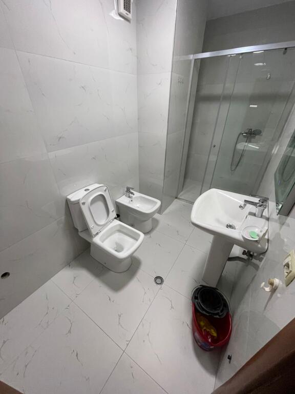 Jepet me qera apartament 2+1 tek Komuna e Parisit prane Fish Narta,