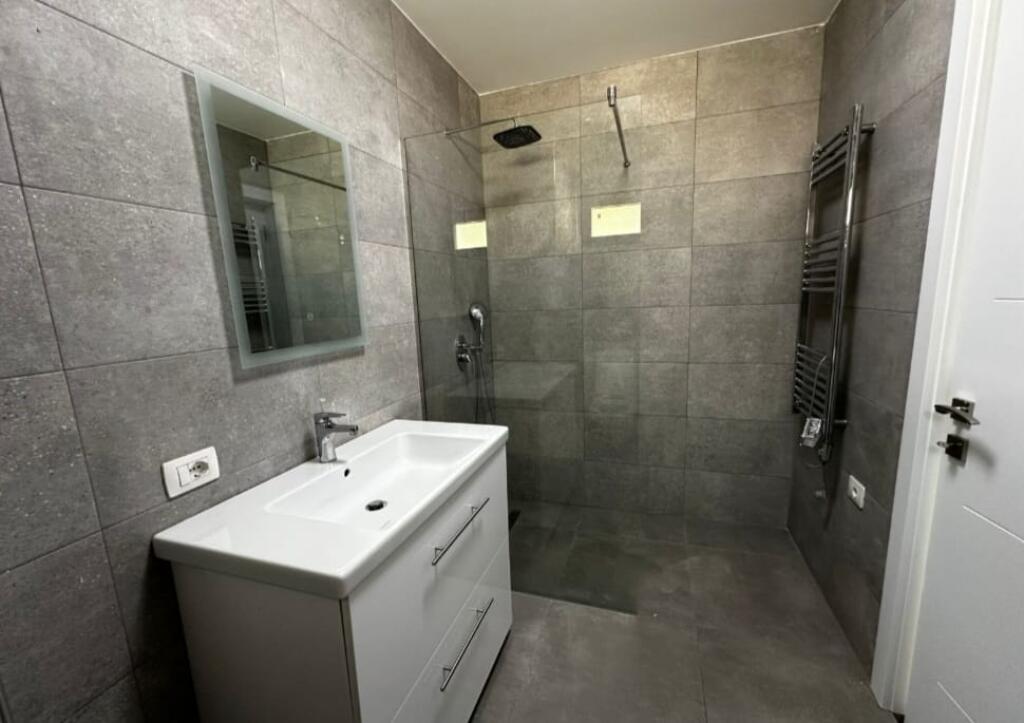 3-storey villa with yard and garage for sale!