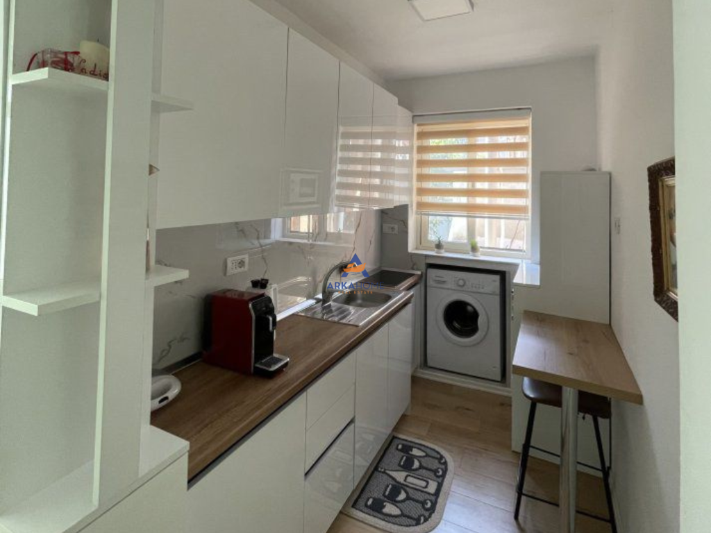 AFFITTASI APPARTAMENTO 1+1+CORTILE "MYSLYM SHYRI" 600 EURO (PARCHEGGIO INCLUSO).