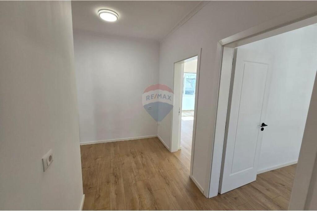 Shitet Apartament 2+1 tek Brryli